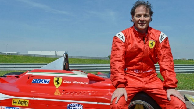 Jacques Villeneuve sentado na Ferrari do pai, Gilles, na apresentação realizada no circuito de Fiorello, na Itália