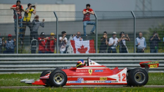 Jacques Villeneuve pilotando a Ferrari do pai, Gilles, na apresentação realizada no circuito de Fiorello, na Itália
