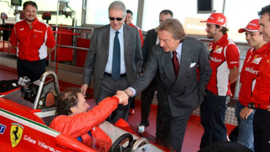 A bordo da Ferrari de Gilles Villeneuve, o filho dele, Jacques, cumprimenta o presidente da escuderia, Luca di Montezemolo