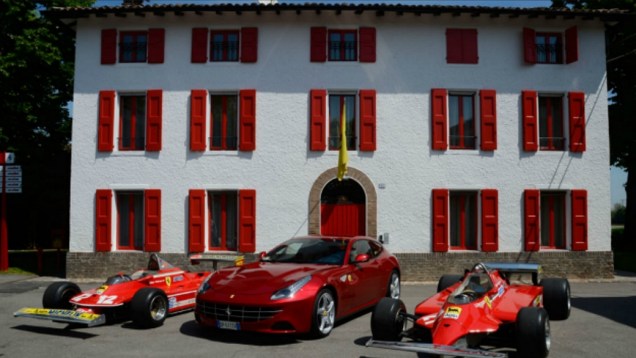 Ferraris do passado e do presente na sede da escuderia, na Itália, na homenagem a Gilles Villeneuve