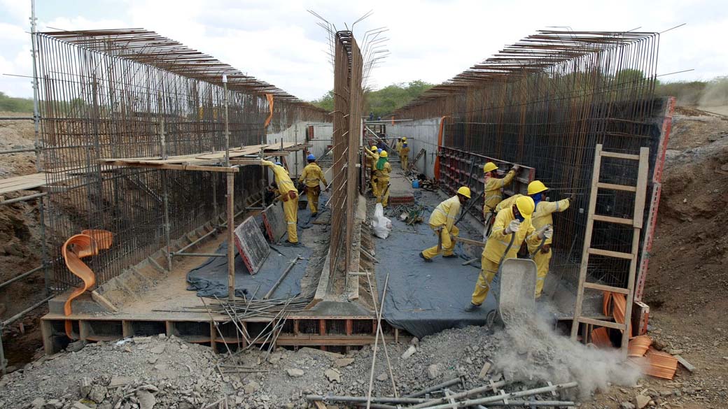 Operários trabalham em obras de construção da Ferrovia Transnordestina na cidade de Salgueiro, em Pernambuco