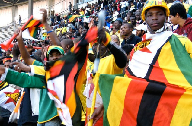 Assim como na África do Sul, torcedores do Zimbábue são fãs das vuvuzelas.