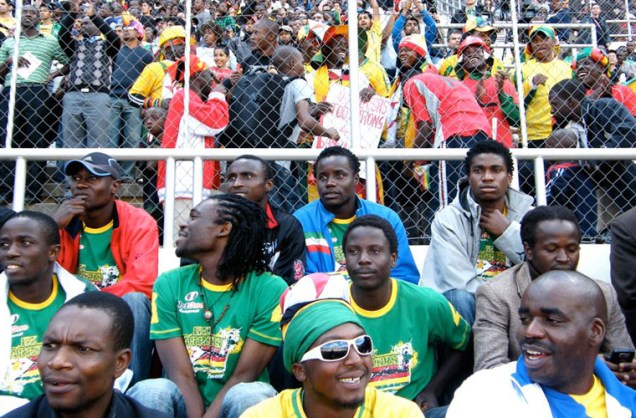 Torcedores de Harare se empolgaram com as boas jogadas da seleção local no primeiro tempo.