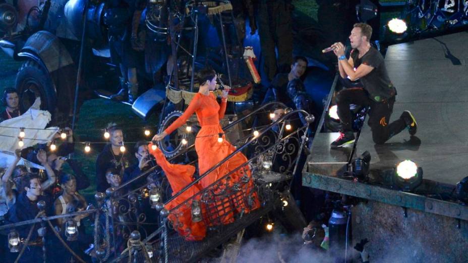 A cantora Rihanna e Chris Martin, do Coldplay, na festa de encerramento dos Jogos Paralímpicos de Londres-2012