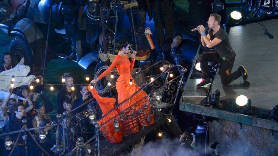 A cantora Rihanna e Chris Martin, do Coldplay, na festa de encerramento dos Jogos Paralímpicos de Londres-2012