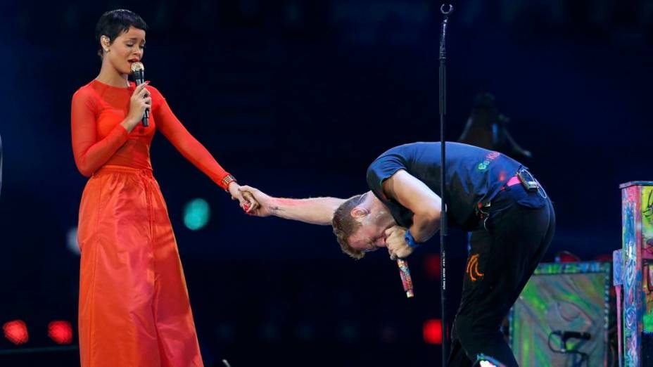 A cantora Rihanna e Chris Martin, do Coldplay, na festa de encerramento dos Jogos Paralímpicos de Londres-2012