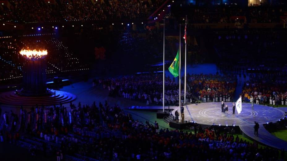 A bandeira brasileira é hasteada no encerramento da Paralimpíada de Londres-2012