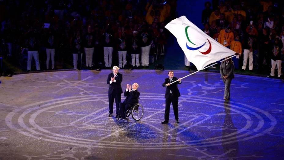 O prefeito do Rio, Eduardo Paes, recebe a bandeira paralímpica no encerramento de Londres-2012