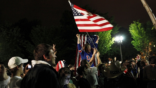 Multidão se reúne na frente da Casa Branca para celebrar a morte do terrorista Osama bin Laden na noite deste domingo