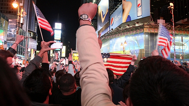 Americanos se aglomeram em Times Square, em Nova York, na madrugada desta segunda-feira após anúncio da morte do terrorista Osama bin Laden.