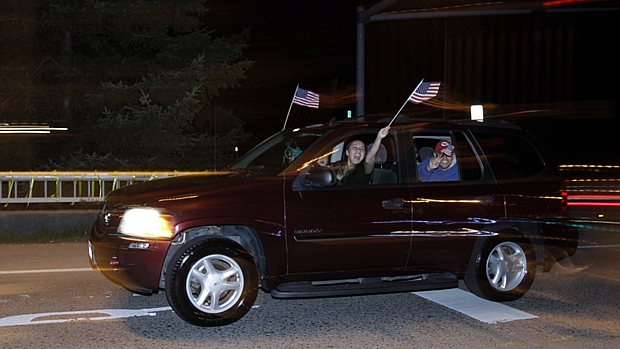 Motoristas acenam em rua de Washington: multidão saiu às ruas na madrugada para comemorar morte de Osama.