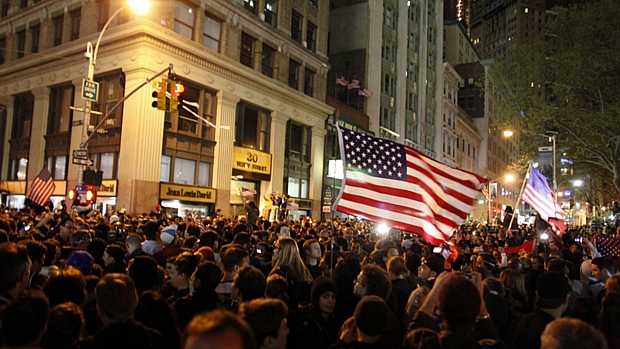 Em Nova York, a situação não foi diferente: pessoas tomaram as ruas na madrugada para celebrar a morte do terrorista mais procurado do mundo, responsável pelos ataques de 11/9.