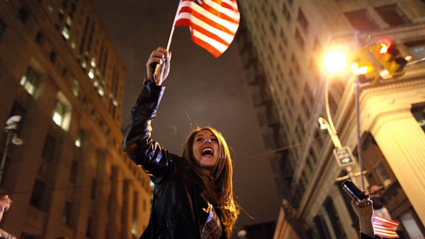 Garota agita bandeira americana em Nova York para celebrar morte de Osama.