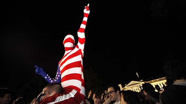Com o corpo pintado nas cores da bandeira americana, homem comemora morte de Osama na frente da Casa Branca, em Washington.