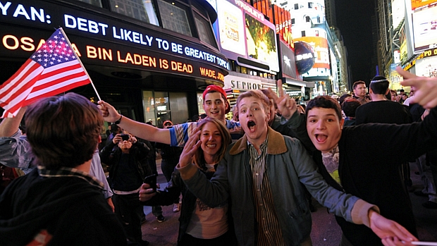 Em Times Square, Nova York, o celebração avançou pela madrugada desta segunda-feira