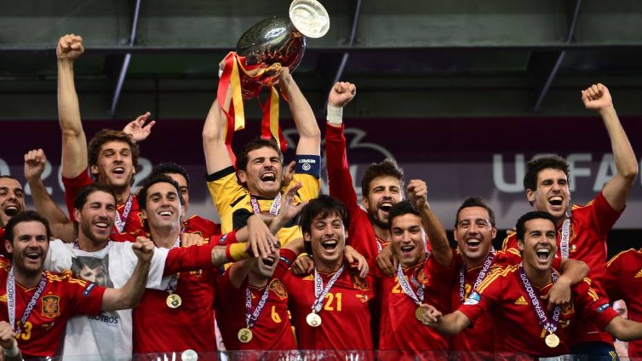 Levantando a taça na final da Eurocopa 2012, entre Espanha x Itália