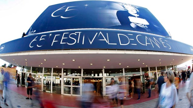 Visitantes caminham em frente ao Palácio do Festival, que recebe o Festival de Cannes 2012 entre 16 e 27 de maio