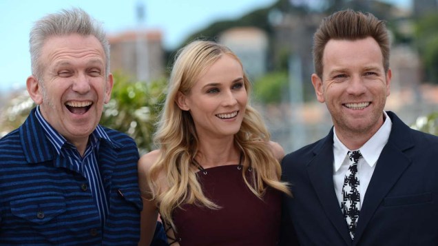 Membros do júri, o estilista Jean-Paul Gautieros e atores Ewan McGregor e Diane Kruger posam para foto no primeiro dia do Festival de Cannes 2012