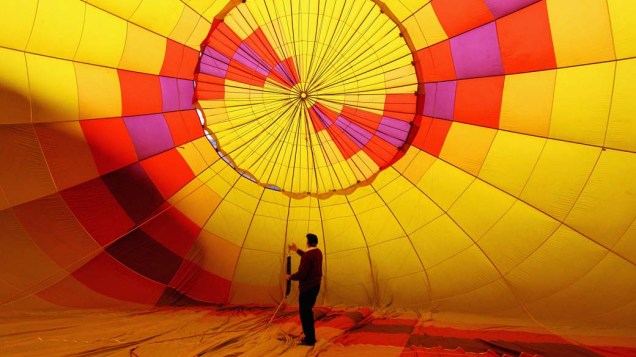 Balonista prepara voo no "Balloon Spectacular" durante o festival de Canberra, Austrália