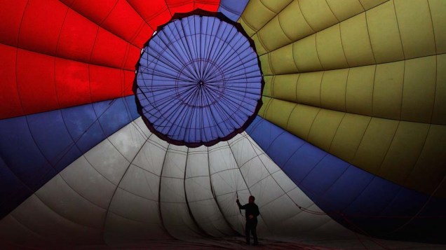 Balonista prepara voo no "Balloon Spectacular" durante o festival de Canberra, Austrália