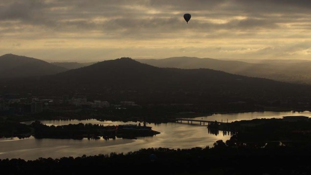 Vista da cidade durante o "Balloon Spectacular" do festival de Canberra, Austrália