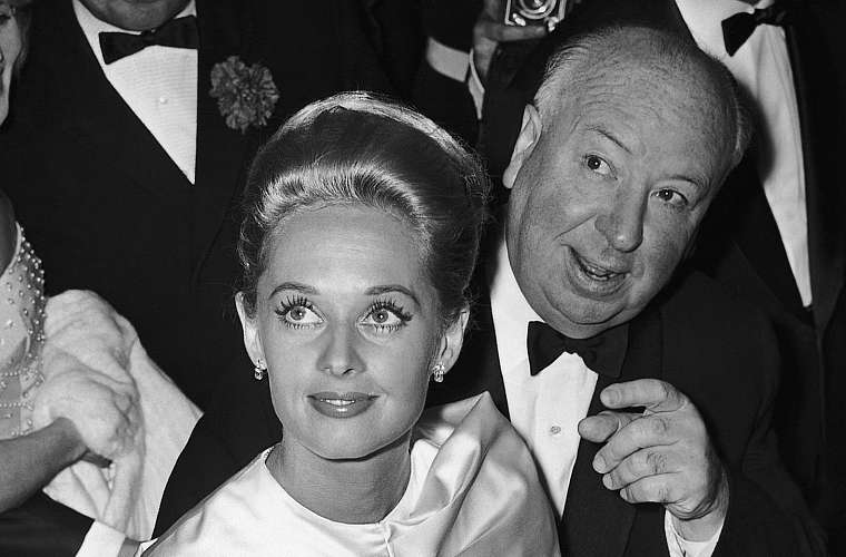 O diretor Alfred Hitchcock e a atriz Tippi Hedren, em 1963. O filme Os Pássaros, dirigido por Hitchcock, abriu a 16ª edição Festival de Cinema de Cannes.