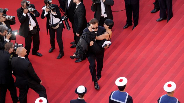 O ator Alec Baldwin com a sua noiva, Hilaria Thomas, no tapete vermelho do 65º Festival de Cannes, em 16/05/2012