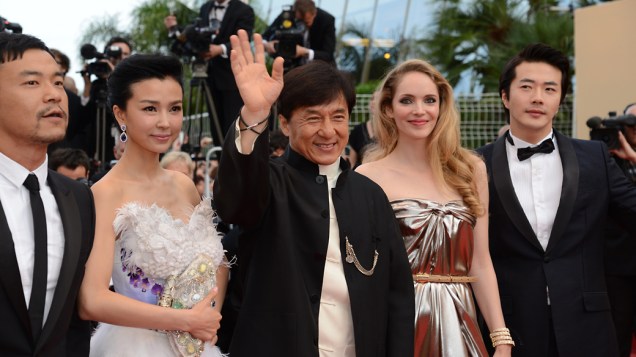 O ator Jackie Chan (centro) no tapete vermelho do 65º Festival de Cannes, em 17/05/2012