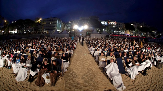 Espectadores assistem a exibição de filme na praia em Cannes, em 17/05/2012
