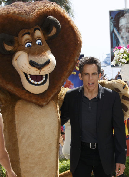 Ator Ben Stiller ao lado do personagem Alex dublado por ele, na animação Madagascar 3 durante o 65º Festival de Cannes