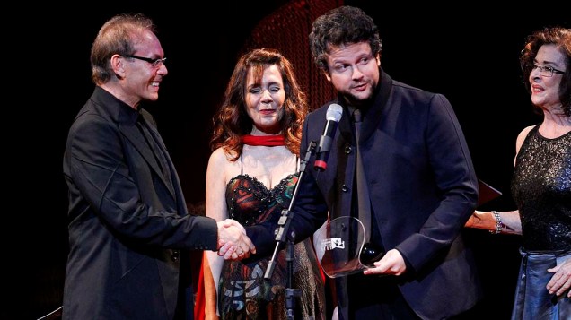 Selton Mello recebe prêmio de melhor direção pelo filme O Palhaço dos atores José Wilker, Zaíra Zambelli e Betty Faria