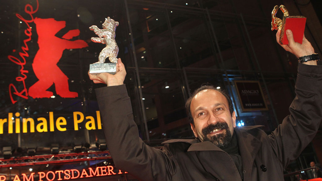 O diretor iraniano Asghar Farhadi comemora os prêmios ganhos pelo filme 'Nader and Simin – A Separation', durante o 67º Festival de Cinema de Berlim