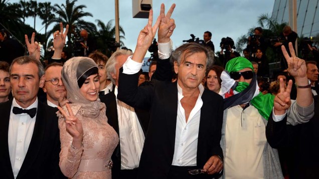 O filósofo Bernard-Henri Lévy convidou guerrilheiros líbios e sírios para promover seu documentário "O juramento de Tobruk" no 65º Festival de Cannes, em 25/05/2012