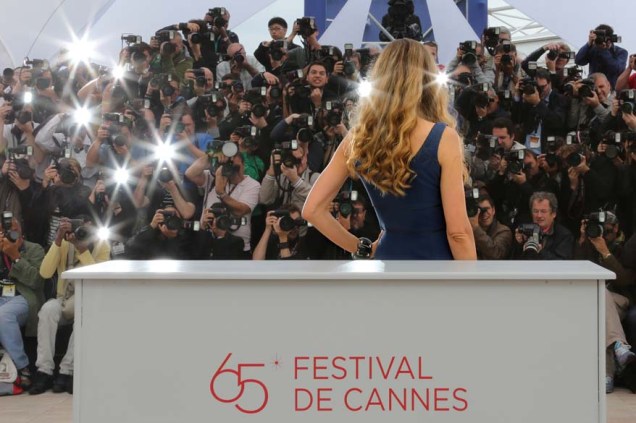 A modelo Petra Nemcova na sessão de fotos do filme "Haiti: Carnaval em Cannes" durante o 65º Festival de Cannes, em 18/05/2012