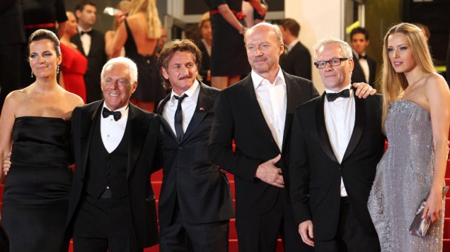 A atriz Roberta Armani, o estilista Georgio Armani, o ator Sean Penn, o diretor Paul Haggis, o diretor geral do Festival de Cannes Thierry Fremaux e a modelo Petra Nemcova no 65º Festival de Cannes, em 18/05/2012