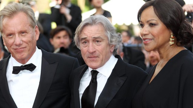 Robert De Niro com a esposa, Grace Hightower, e o ator James Woods no tapete vermelho do 65º Festival de Cannes, em 18/05/2012