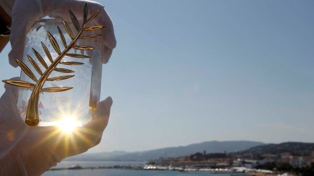 Funcionário mostra a Palma de Ouro, prêmio do 65º Festival de Cannes, Na França