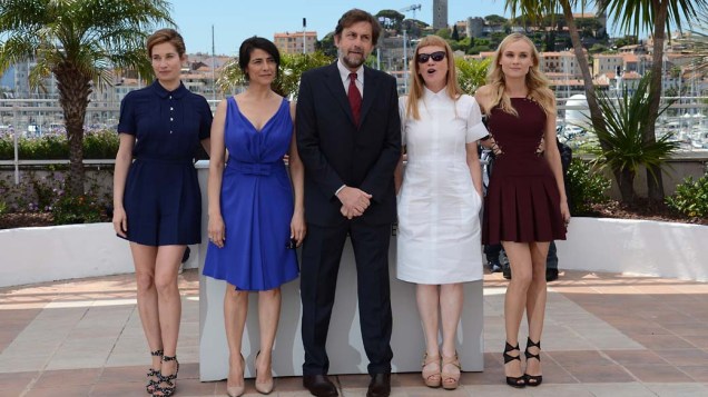 Emmanuelle Devos, Hiam Abbass, Andrea Arnold e Diane Kruger, membros do júri, posam ao lado do presidente Nanno Moretti no primeiro dia do Festival de Cannes 2012