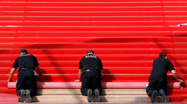 Funcionários arrumam o tapete vermelho do 65º Festival de Cannes, Na França
