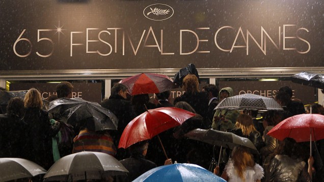 Convidados chegam ao festival de Cannes durante forte chuva, em 20/05/2012