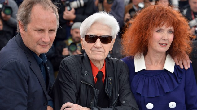 O diretor Alain Resnais entre os atores, Pierre Arditi e Sabine Azema, na divulgação do filme "Você ainda não viu nada" no Festival de Cannes 2012, em 21/05/2012