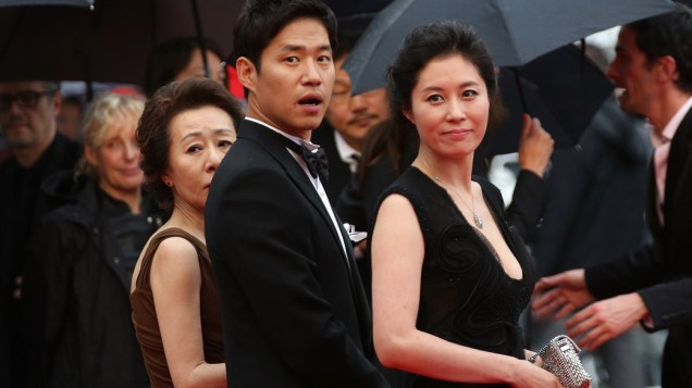 Os atores sul-coreanos Youn Yu-jung, Yu Jun Sang e Moon Sori na estreia do filme "In Another Country" no Festival de Cannes, 21/05/2012