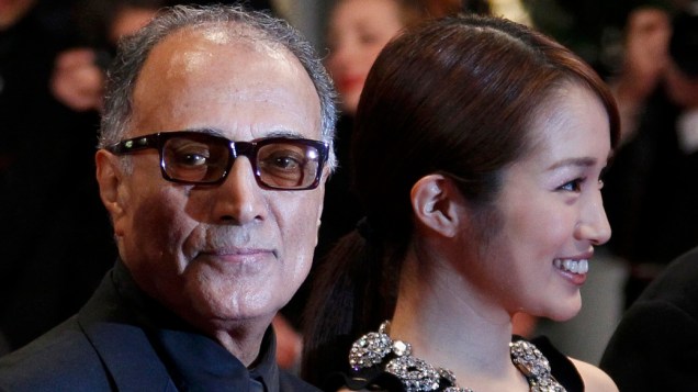 O diretor Abbas Kiarostami e a atriz Rin Takanashi na apresentação do filme "Like Someone in Love" no Festival de Cannes, em 21/05/2012