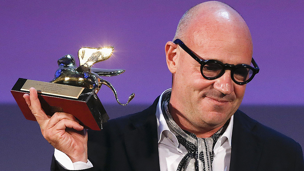 O diretor italiano Gianfranco Rosi posa com o Leão de Ouro de Melhor Filme por 'Sacro Gra' durante 70º Festival de Veneza