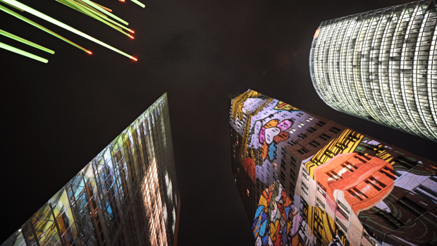 Prédios da Potsdamer Platz recebem projeções na oitava edição do Festival das Luzes, em Berlim