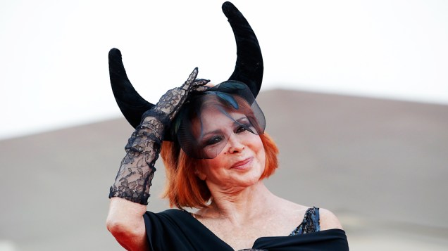 A atriz e estilista italiana Marina Ripa di Meana chega para o tapete vermelho do filme O Fundamentalista Relutante, que abriu o 69º Festival de Cinema de Veneza
