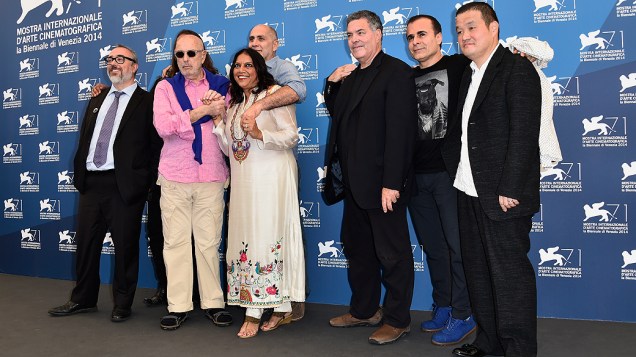 Elenco de Words With Gods durante o 71º Festival de Veneza, na Itália