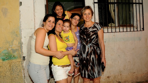 Na estreia do Festival do Rio no Complexo do Alemão, a atriz Giulia Gam posa com fãs