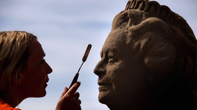Escultura da rainha Elizabeth II no festival anual Weston-Super-Mare Sand Sculptures, na Inglaterra