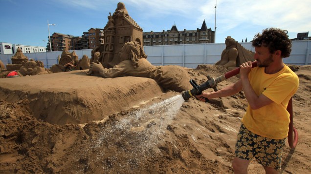 Artista prepara areia no festival de esculturas na praia de Weston-Super-Mare, na Inglaterra